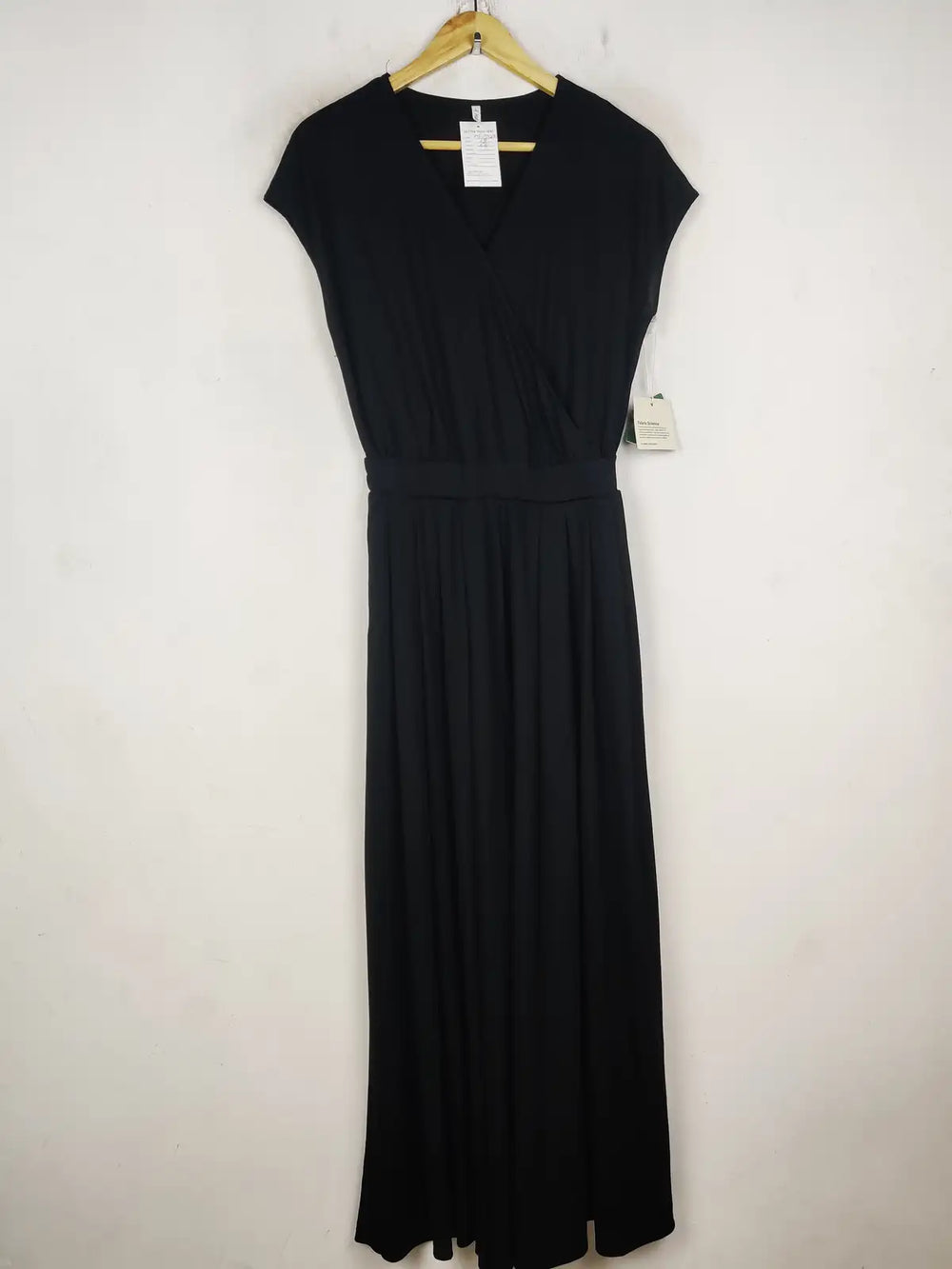 Buy online pre-used pre-loved 100% authentic & Original branded Halara (MF-4422) available in Pakistan. Top international brands avilable.
