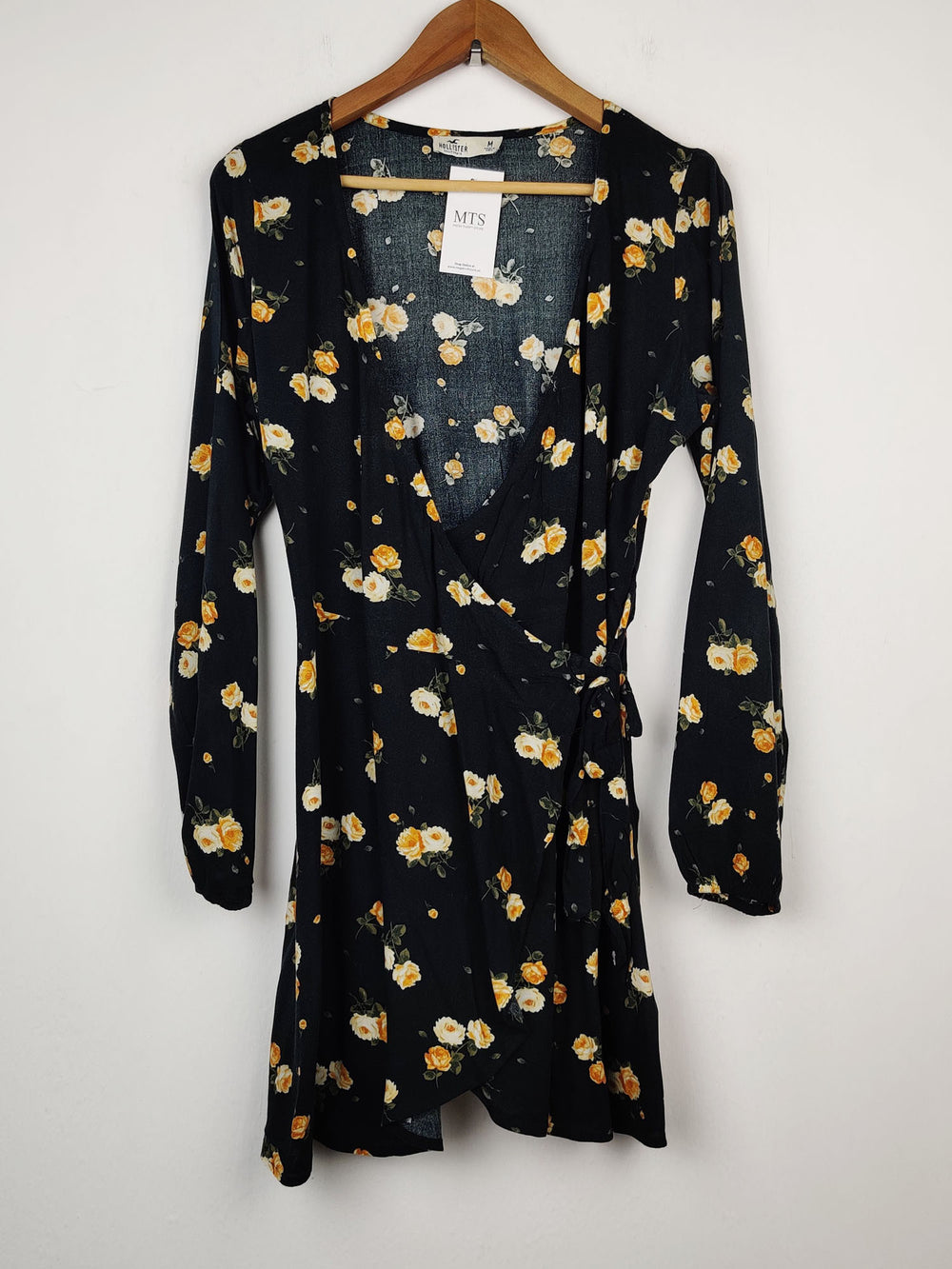 Buy online pre-used pre-loved 100% authentic & Original branded Hollister (MF-489) available in Pakistan. Top international brands avilable.