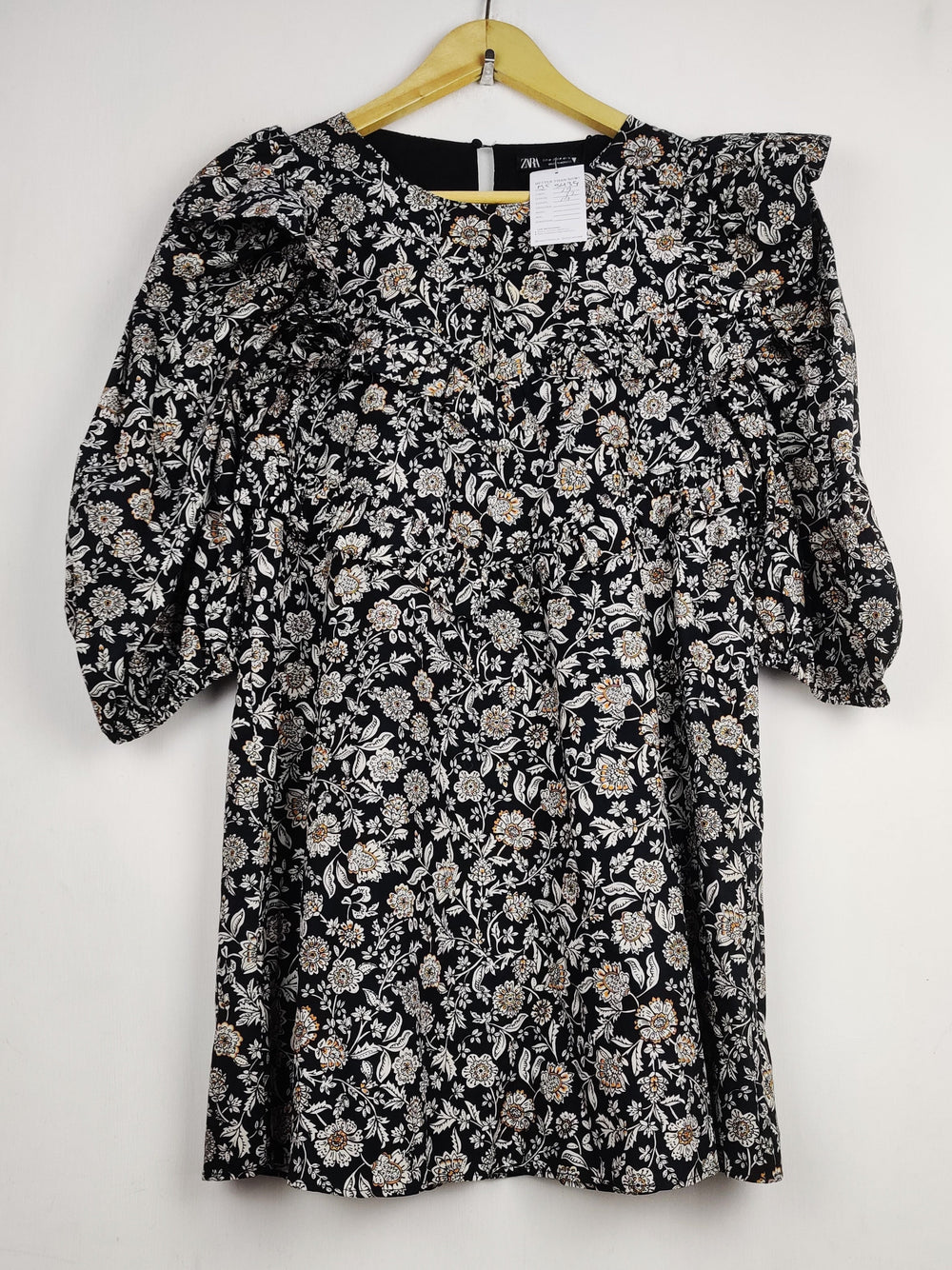 Buy online pre-used pre-loved 100% authentic & Original branded Zara (MF-5439) available in Pakistan. Top international brands avilable.