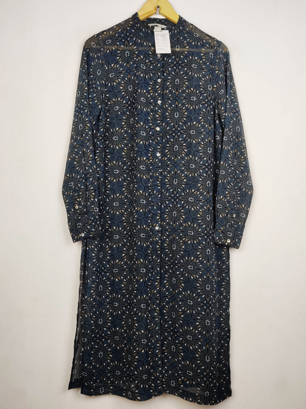 Buy online pre-used pre-loved 100% authentic & Original branded H&M (MF-5453) available in Pakistan. Top international brands avilable.