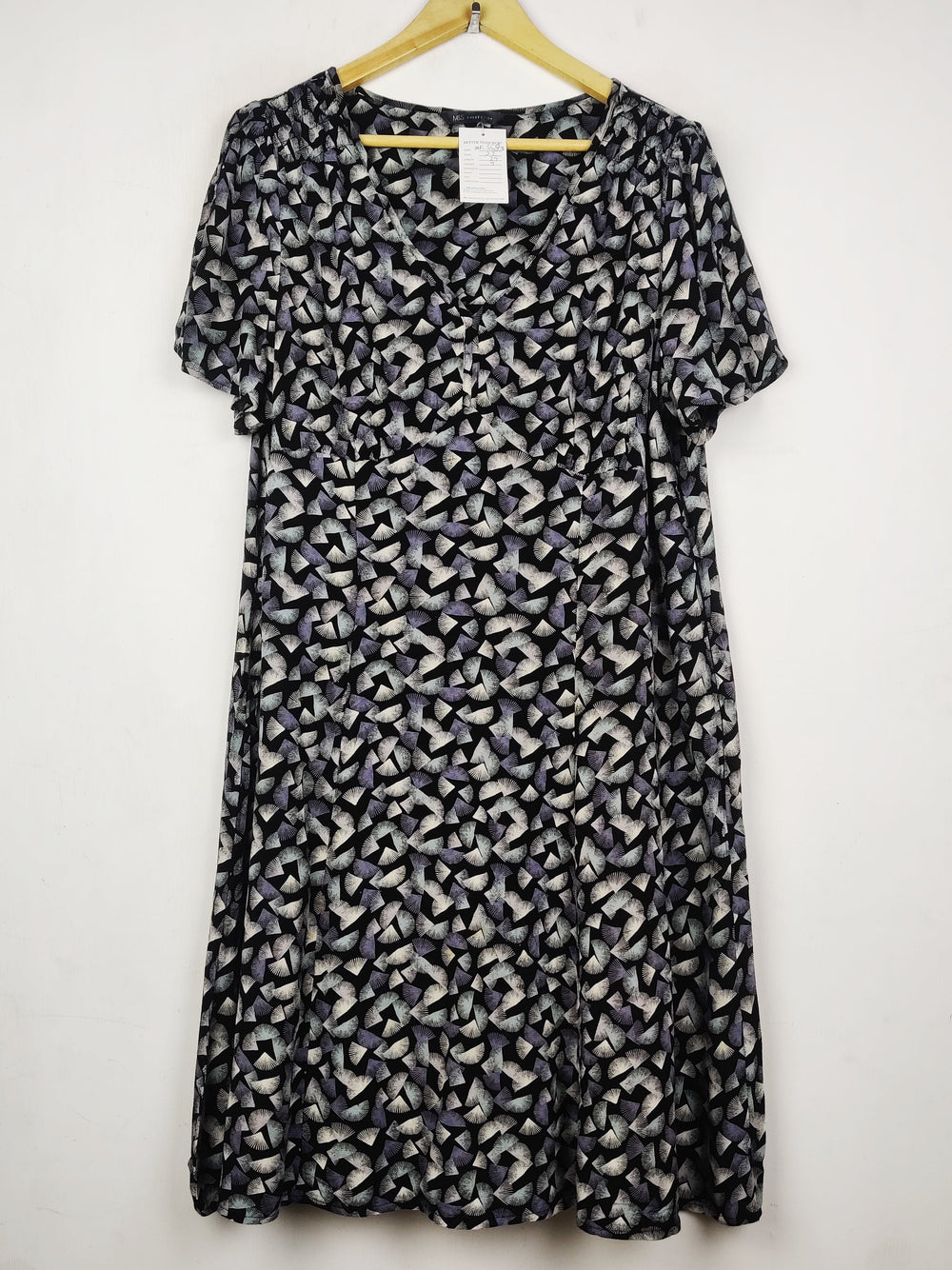 Buy online pre-used pre-loved 100% authentic & Original branded Marks & Spencer (MF-5583) available in Pakistan. Top international brands avilable.