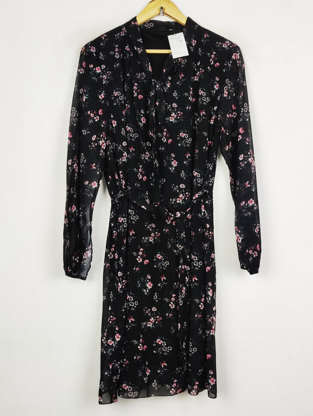 Buy online pre-used pre-loved 100% authentic & Original branded Unknown Brand (MF-5654) available in Pakistan. Top international brands avilable.