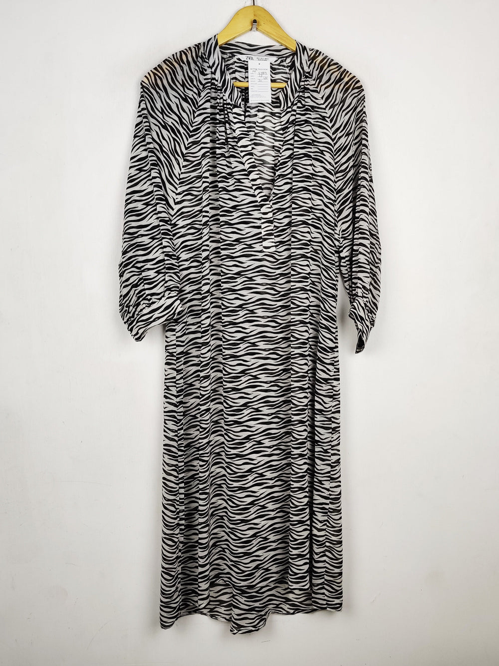 Buy online pre-used pre-loved 100% authentic & Original branded Zara (MF-5784) available in Pakistan. Top international brands avilable.