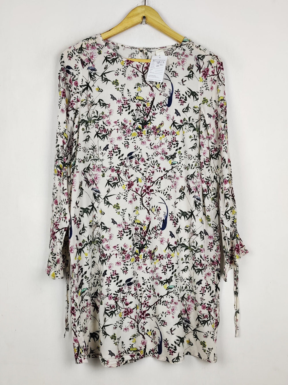 Buy online pre-used pre-loved 100% authentic & Original branded H&M (MF-5874) available in Pakistan. Top international brands avilable.