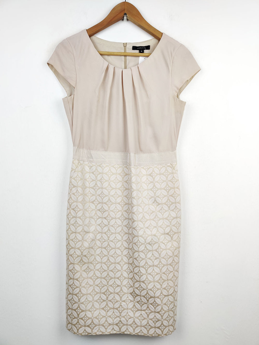 Buy online pre-used pre-loved 100% authentic & Original branded Comma (MF-721) available in Pakistan. Top international brands avilable.