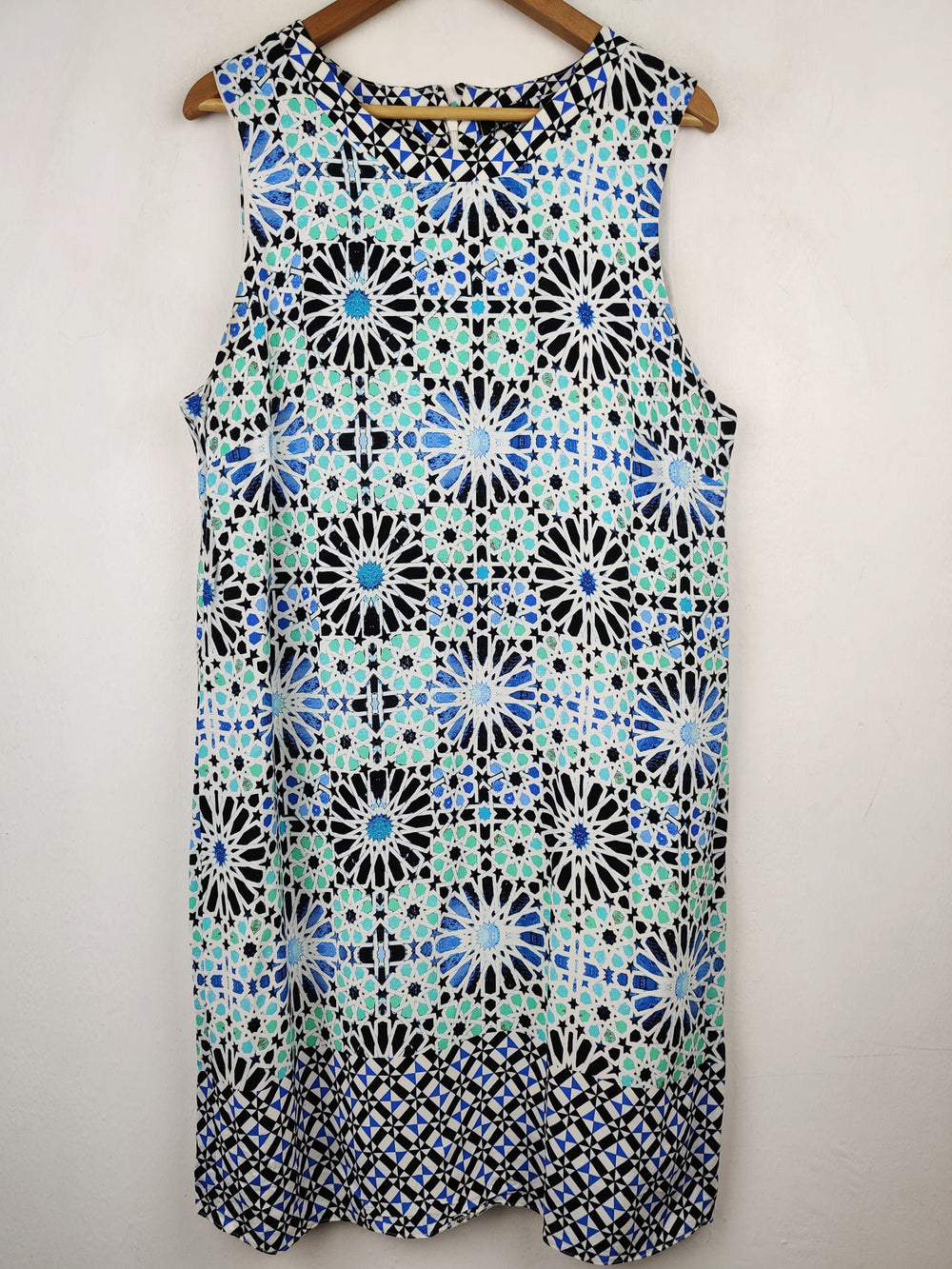 Buy online pre-used pre-loved 100% authentic & Original branded Wallis (MF-81) available in Pakistan. Top international brands avilable.