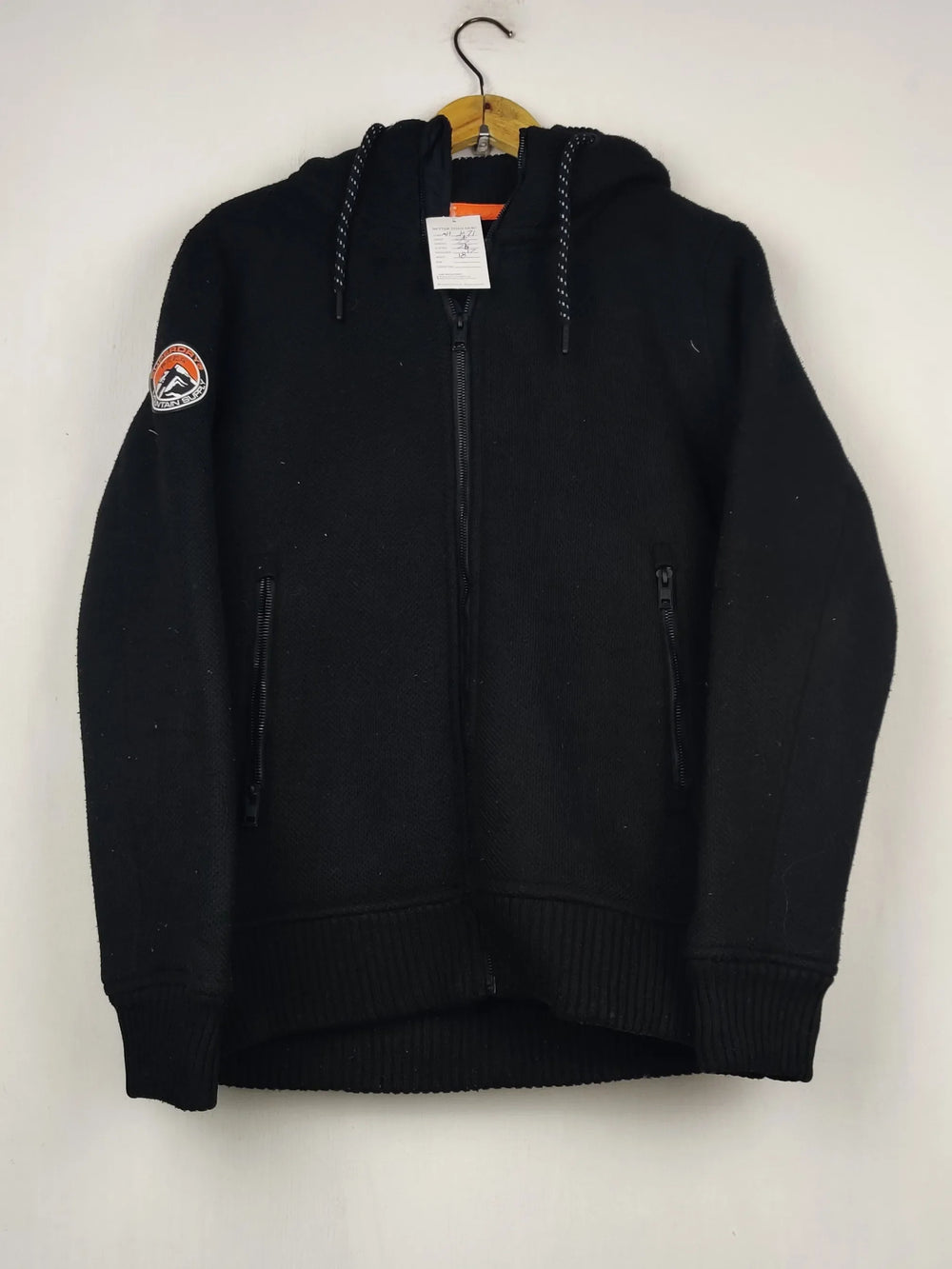 Buy online pre-used pre-loved 100% authentic & Original branded Super Dry (MH-1071) available in Pakistan. Top international brands avilable.