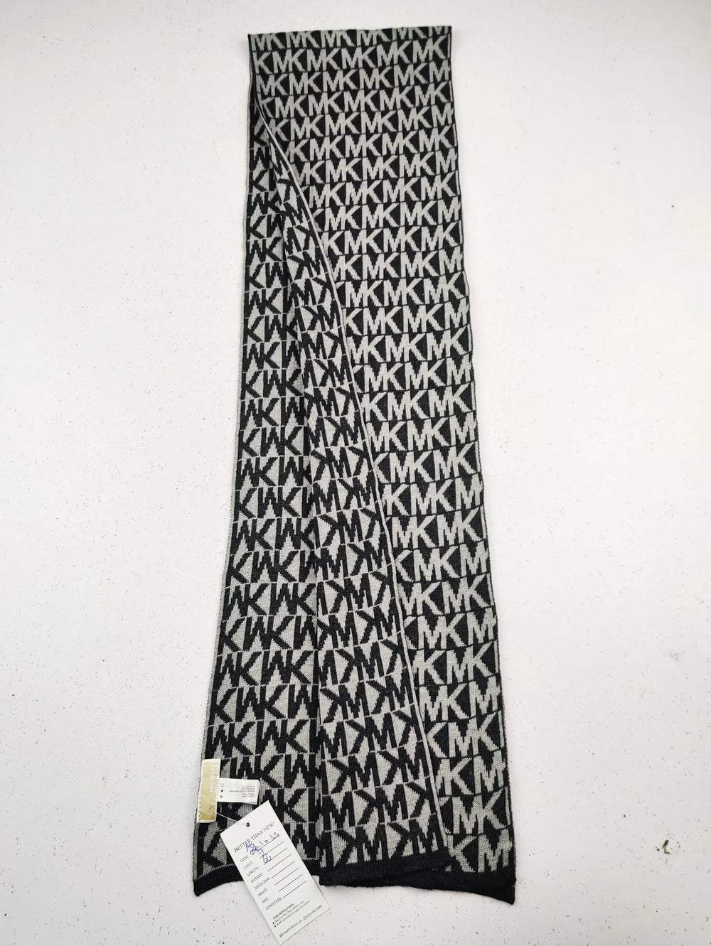 Buy online pre-used pre-loved 100% authentic & Original branded M.I.C.H.A.E.L K.O.R.S (MS-1063) available in Pakistan. Top international brands avilable.