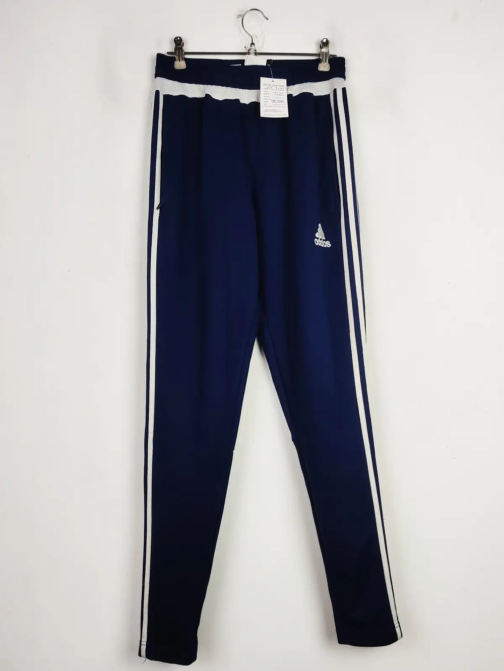 Buy online pre-used pre-loved 100% authentic & Original branded Adidas (MT-1095) available in Pakistan. Top international brands avilable.