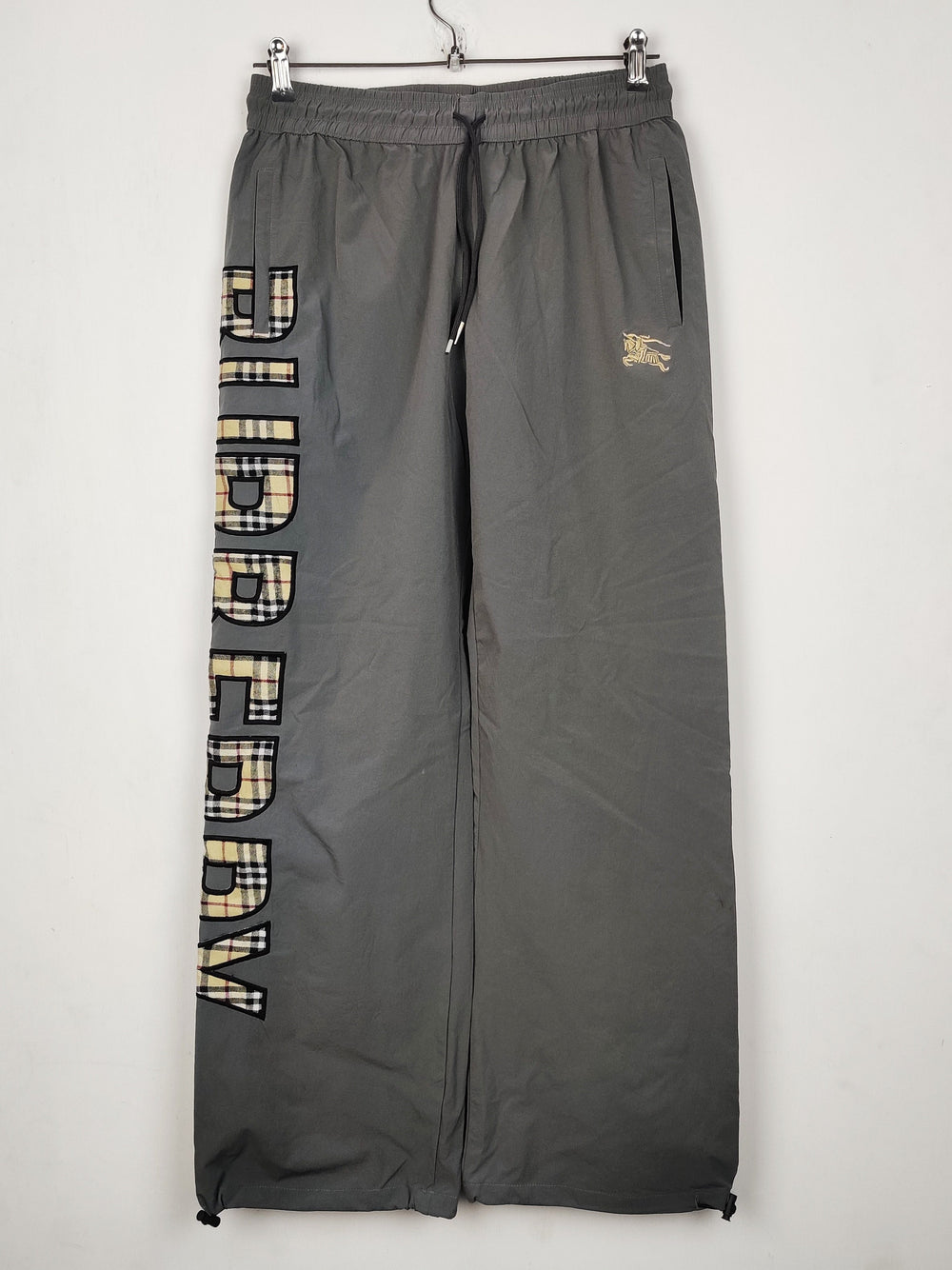 Buy online pre-used pre-loved 100% authentic & Original branded Burberry (MT-1229) available in Pakistan. Top international brands avilable.