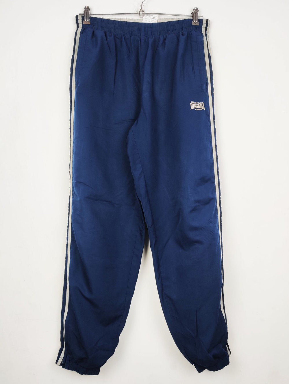 Buy online pre-used pre-loved 100% authentic & Original branded Lonsdale (MT-1239) available in Pakistan. Top international brands avilable.