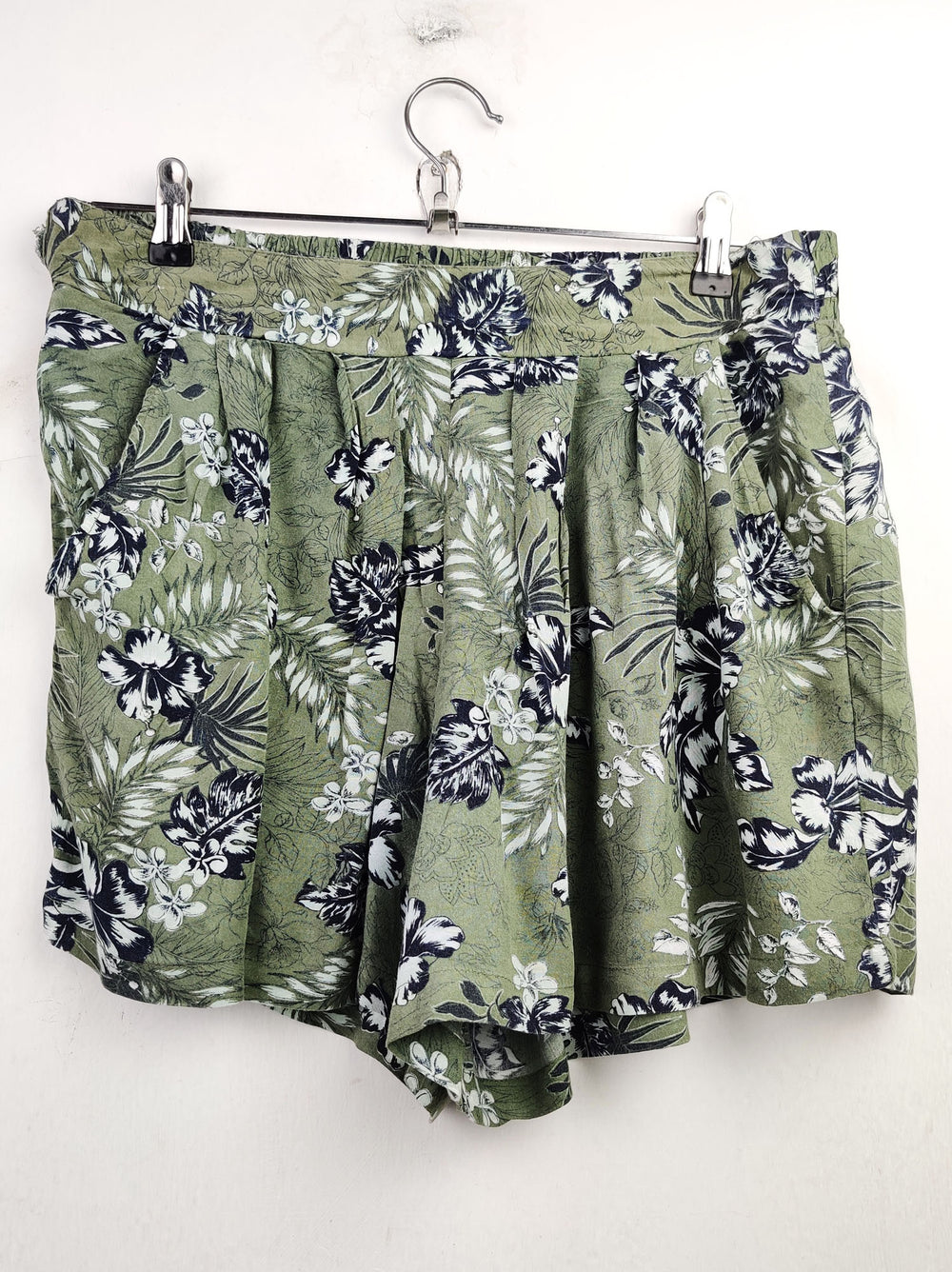 Buy online pre-used pre-loved 100% authentic & Original branded Peacocks (NL-1242) available in Pakistan. Top international brands avilable.