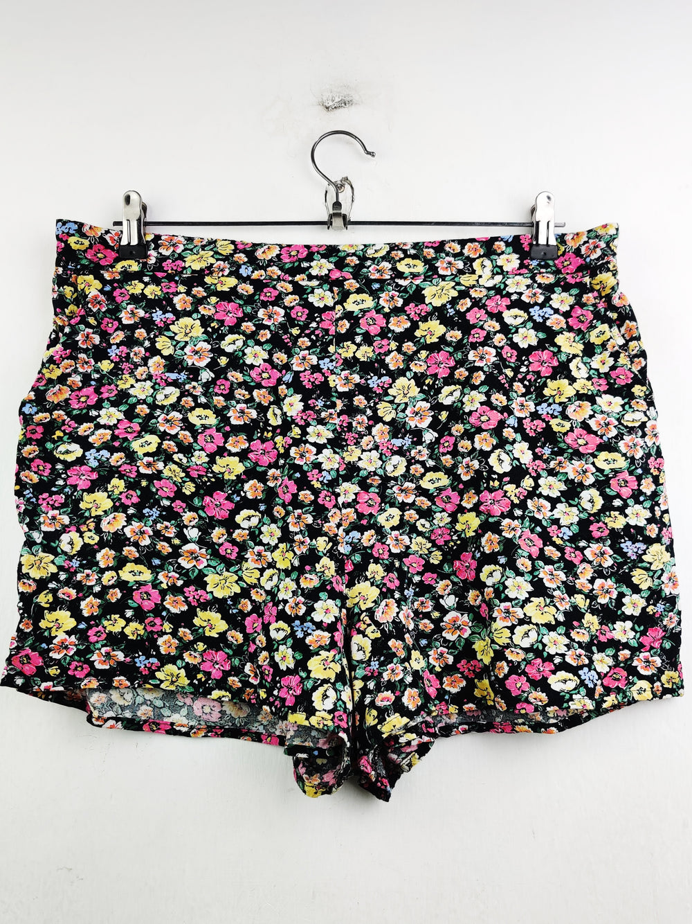 Buy online pre-used pre-loved 100% authentic & Original branded New Look (NL-1565) available in Pakistan. Top international brands avilable.