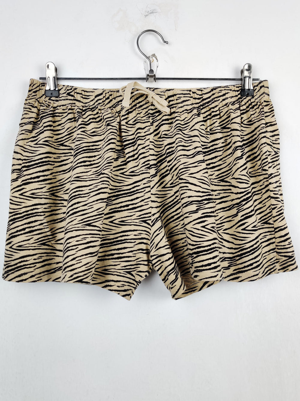 Buy online pre-used pre-loved 100% authentic & Original branded Unknown Brand (NL-623) available in Pakistan. Top international brands avilable.