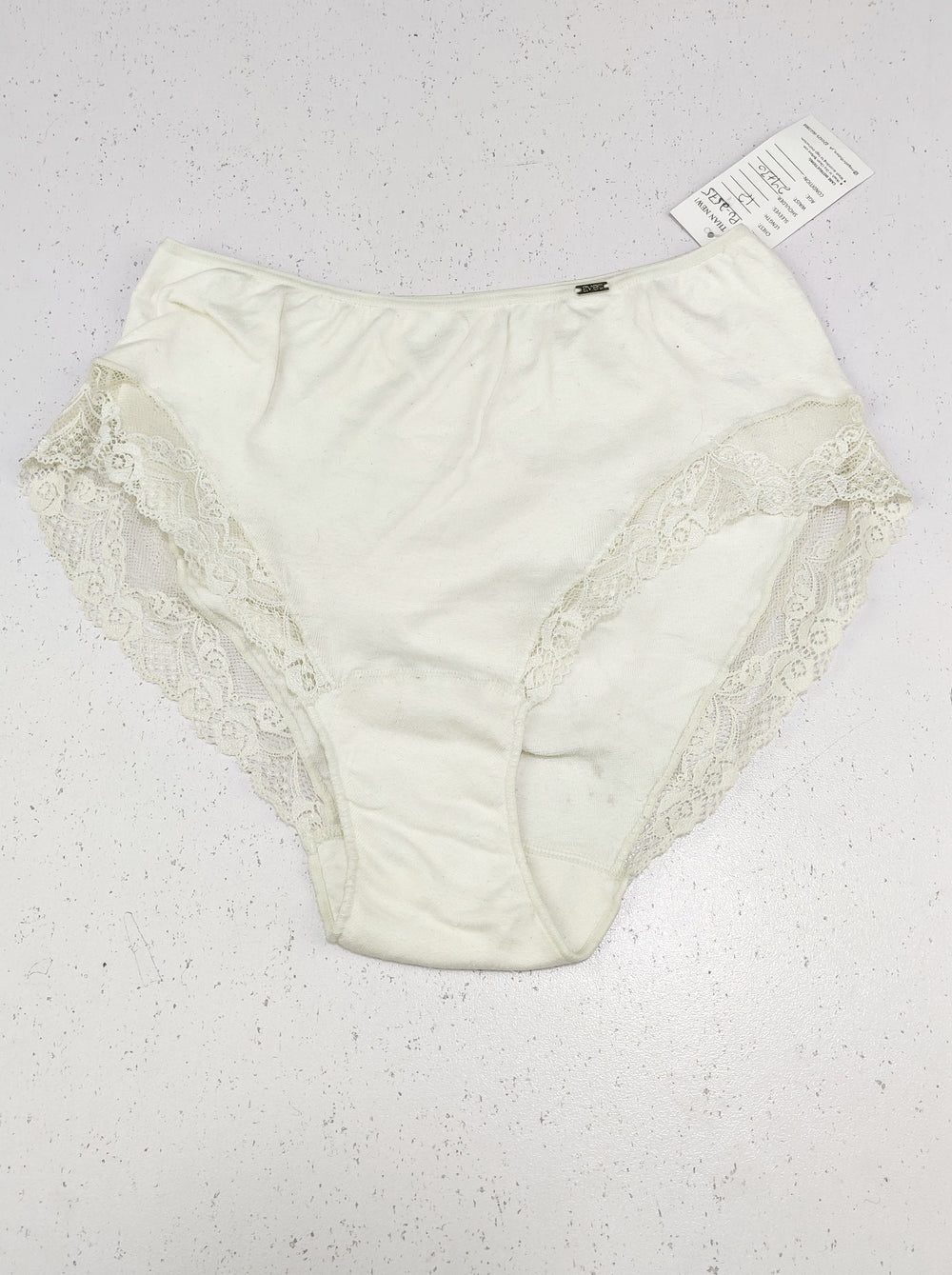 Buy online pre-used pre-loved 100% authentic & Original branded Avet (PU-2575) available in Pakistan. Top international brands avilable.