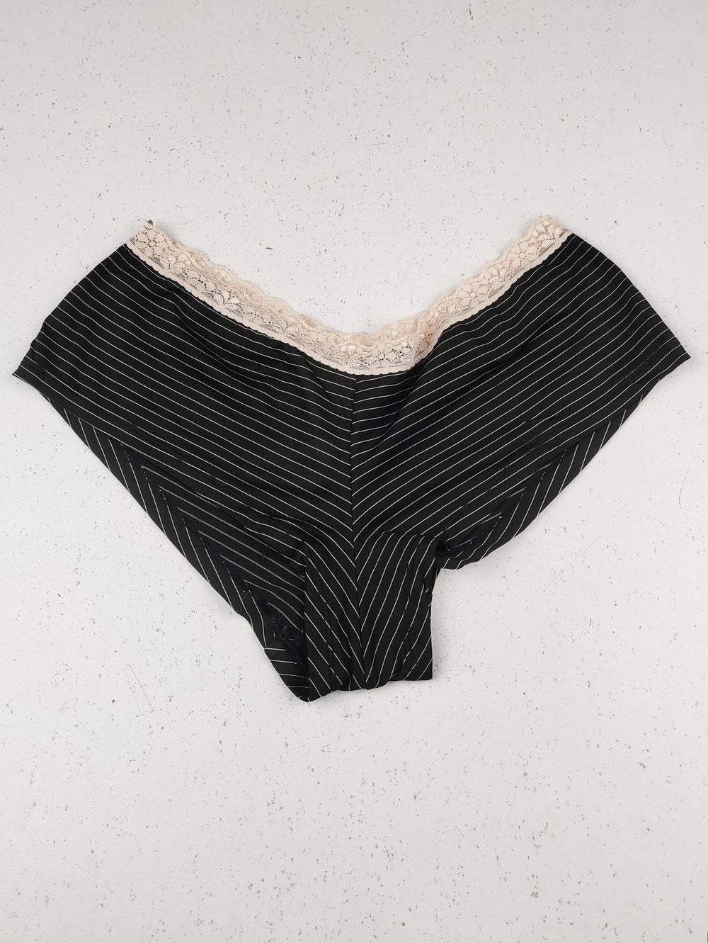 Buy online pre-used pre-loved 100% authentic & Original branded Unknown Brand (PU-2674) available in Pakistan. Top international brands avilable.