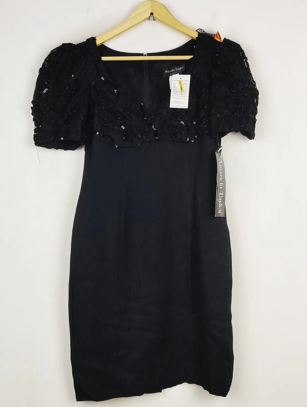 Buy online pre-used pre-loved 100% authentic & Original branded Amanda Taylor (PW-530) available in Pakistan. Top international brands avilable.