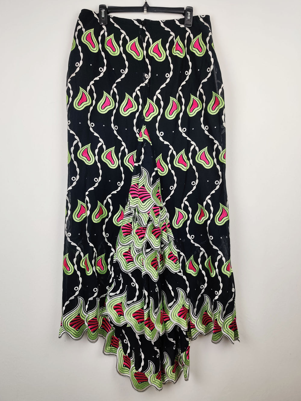 Buy online pre-used pre-loved 100% authentic & Original branded Unknown (S-104) available in Pakistan. Top international brands avilable.