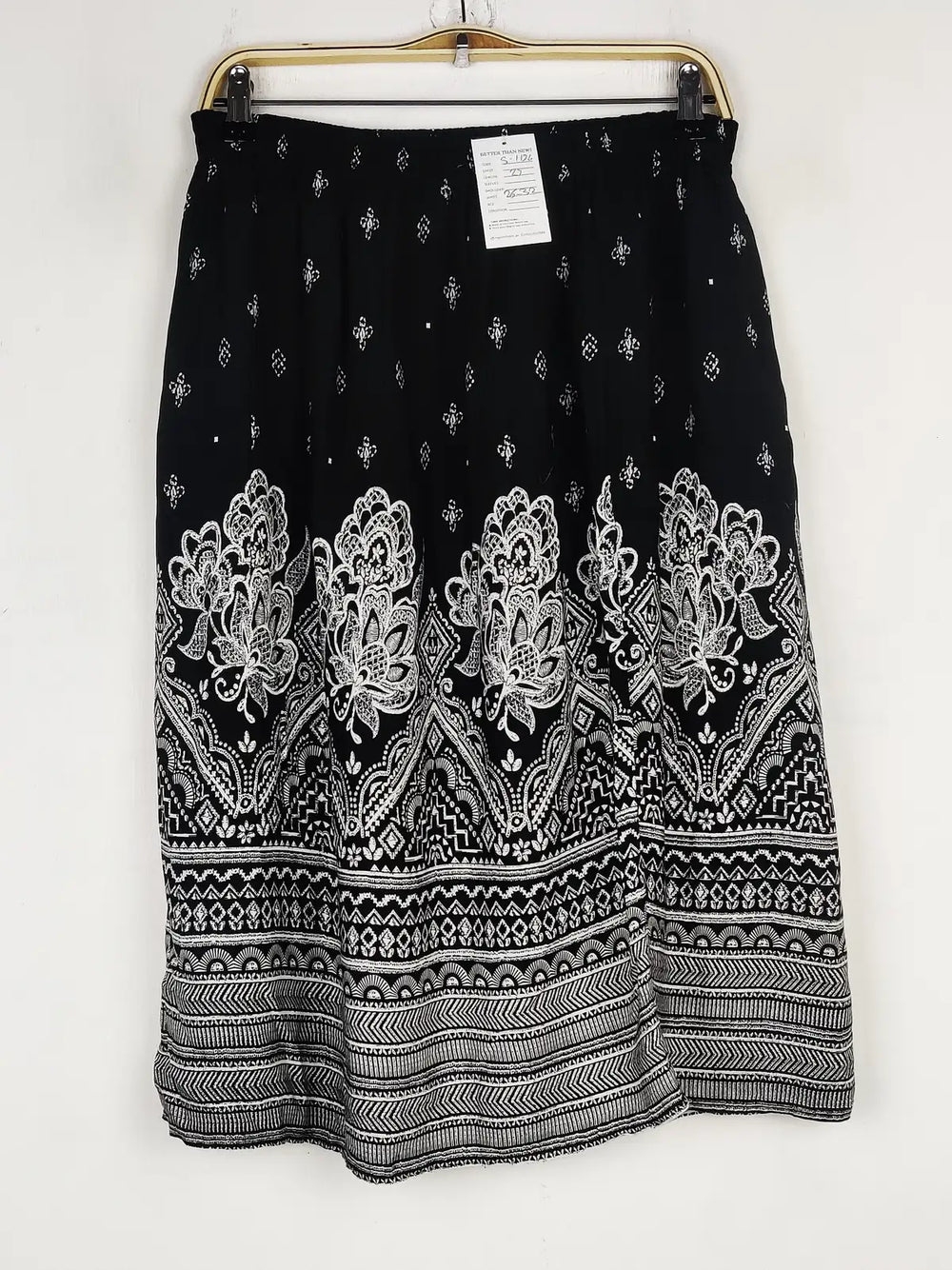 Buy online pre-used pre-loved 100% authentic & Original branded Unknown Brand (S-1126) available in Pakistan. Top international brands avilable.