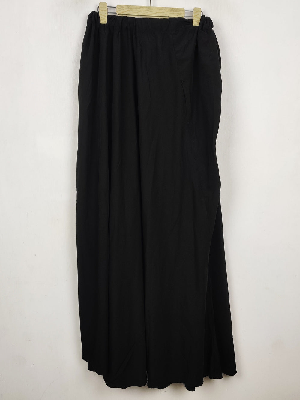 Buy online pre-used pre-loved 100% authentic & Original branded Unknown Brand (S-1498) available in Pakistan. Top international brands avilable.