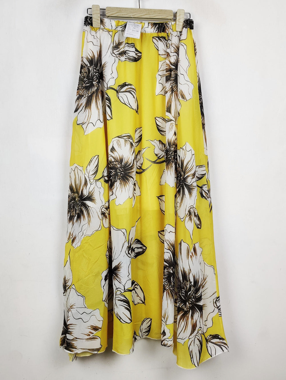 Buy online pre-used pre-loved 100% authentic & Original branded Unknown Brand (S-1546) available in Pakistan. Top international brands avilable.