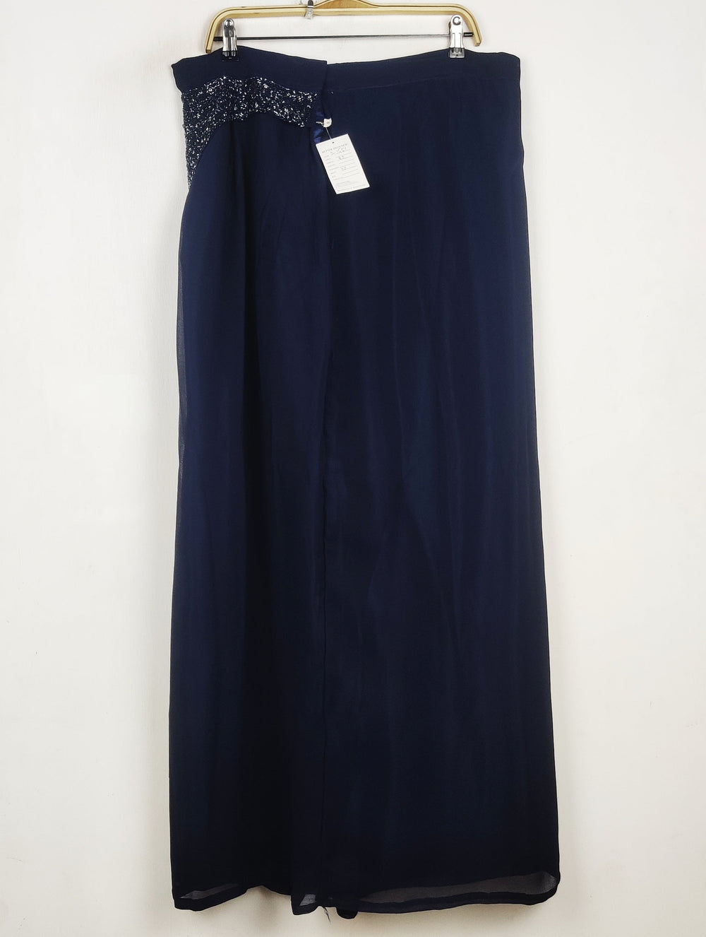 Buy online pre-used pre-loved 100% authentic & Original branded Unknown Brand (S-1551) available in Pakistan. Top international brands avilable.
