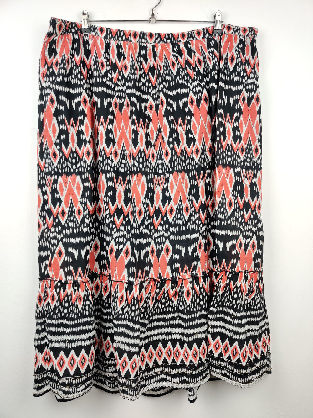 Buy online pre-used pre-loved 100% authentic & Original branded Unknown Brand (S-162) available in Pakistan. Top international brands avilable.