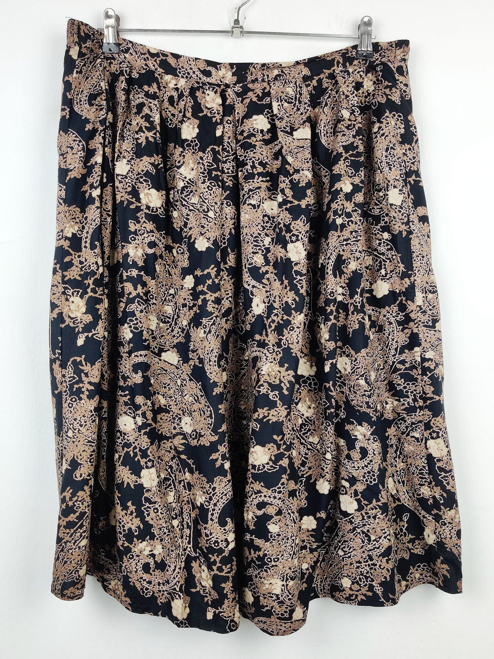 Buy online pre-used pre-loved 100% authentic & Original branded Unknown Brand (S-193) available in Pakistan. Top international brands avilable.