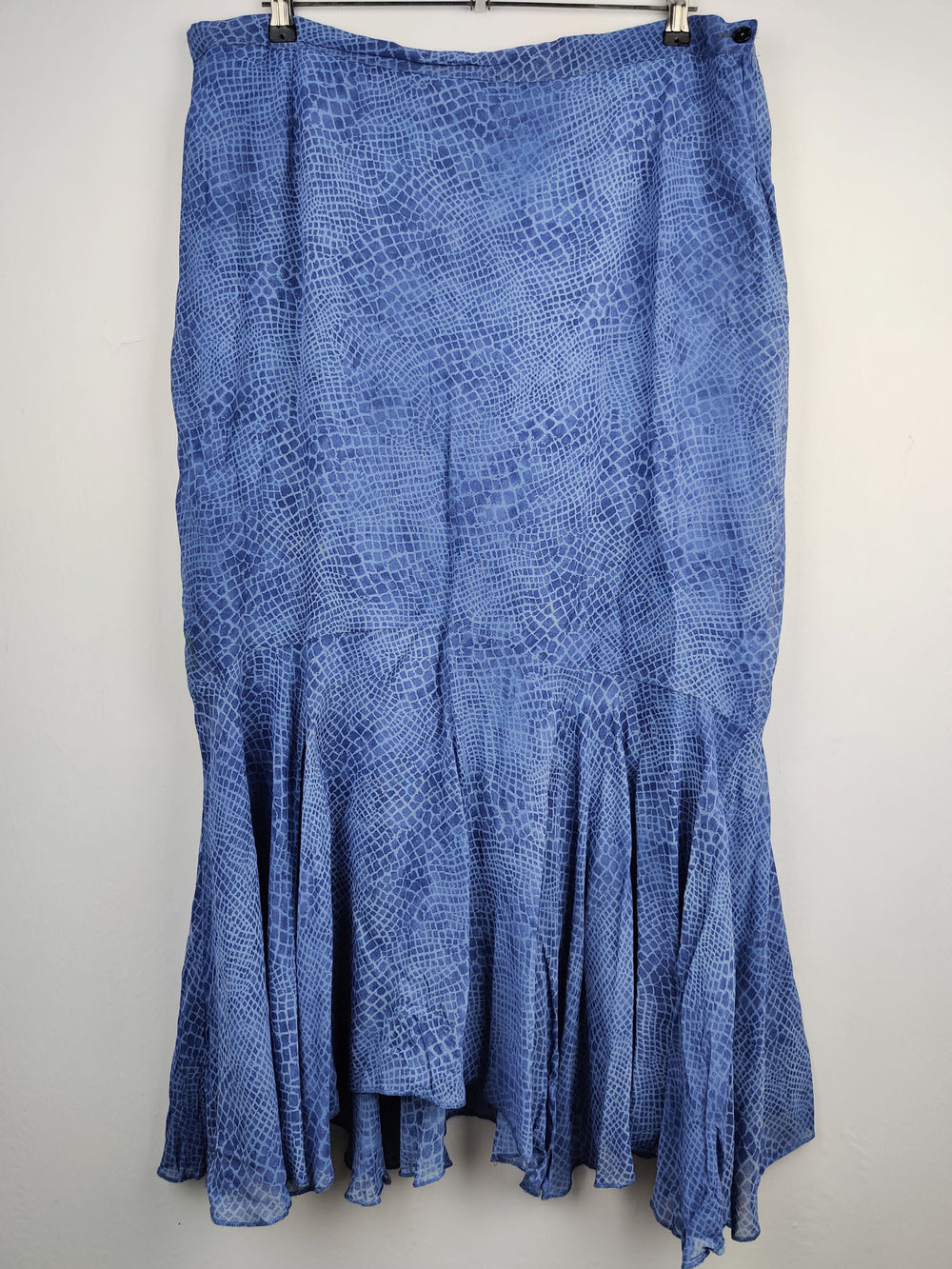 Buy online pre-used pre-loved 100% authentic & Original branded Unknown Brand (S-213) available in Pakistan. Top international brands avilable.