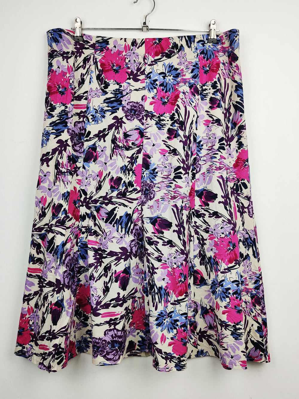 Buy online pre-used pre-loved 100% authentic & Original branded Isle (S-249) available in Pakistan. Top international brands avilable.