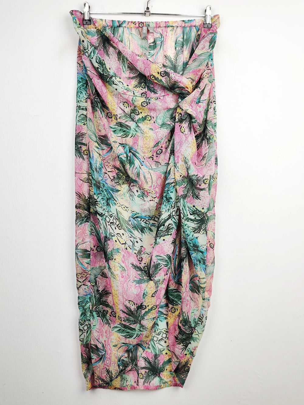 Buy online pre-used pre-loved 100% authentic & Original branded Asos (S-261) available in Pakistan. Top international brands avilable.