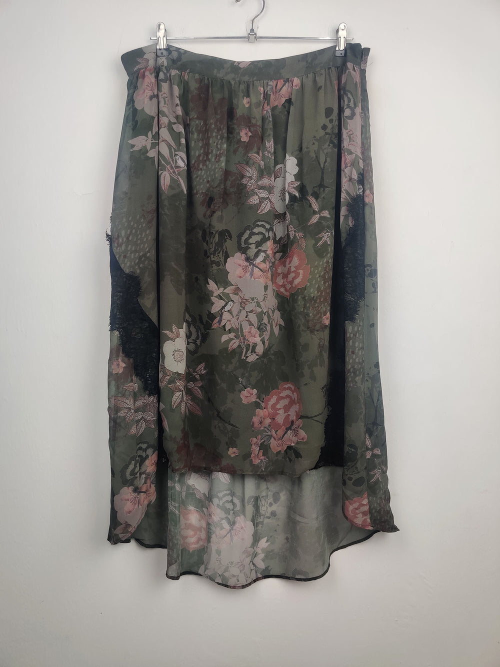 Buy online pre-used pre-loved 100% authentic & Original branded (S-268) available in Pakistan. Top international brands avilable.