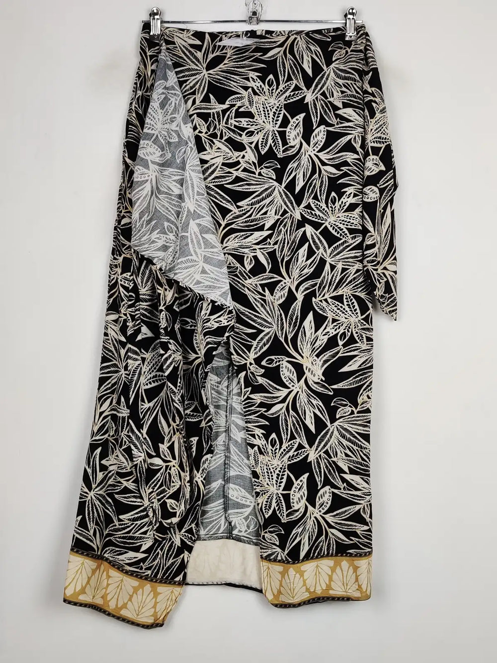 Buy online pre-used pre-loved 100% authentic & Original branded Zara (S-523) available in Pakistan. Top international brands avilable.