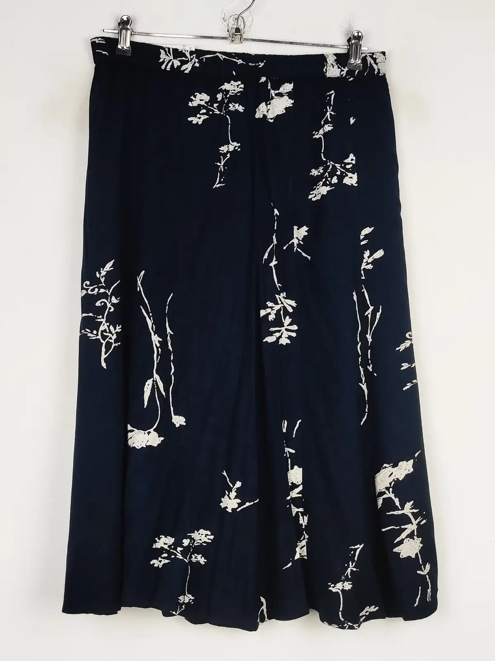 Buy online pre-used pre-loved 100% authentic & Original branded Unknown Brand (S-607) available in Pakistan. Top international brands avilable.