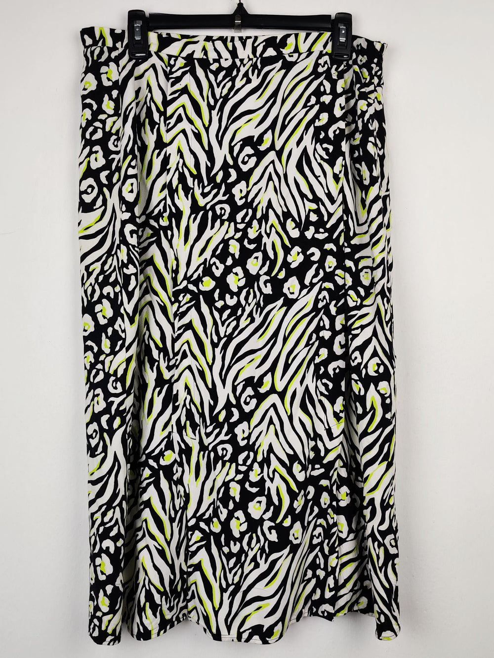 Buy online pre-used pre-loved 100% authentic & Original branded F&F (S-89) available in Pakistan. Top international brands avilable.