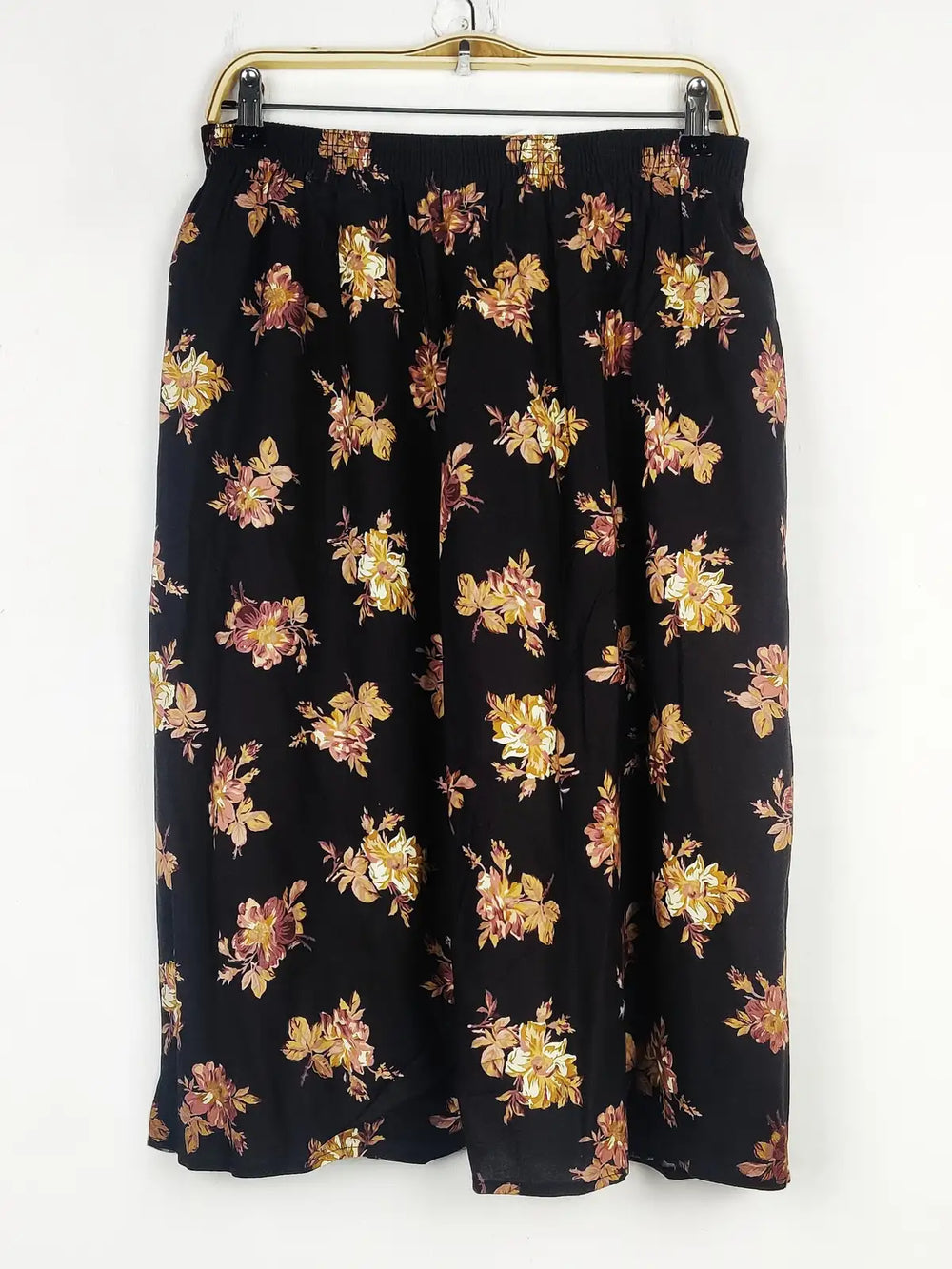 Buy online pre-used pre-loved 100% authentic & Original branded Unknown Brand (S-906) available in Pakistan. Top international brands avilable.