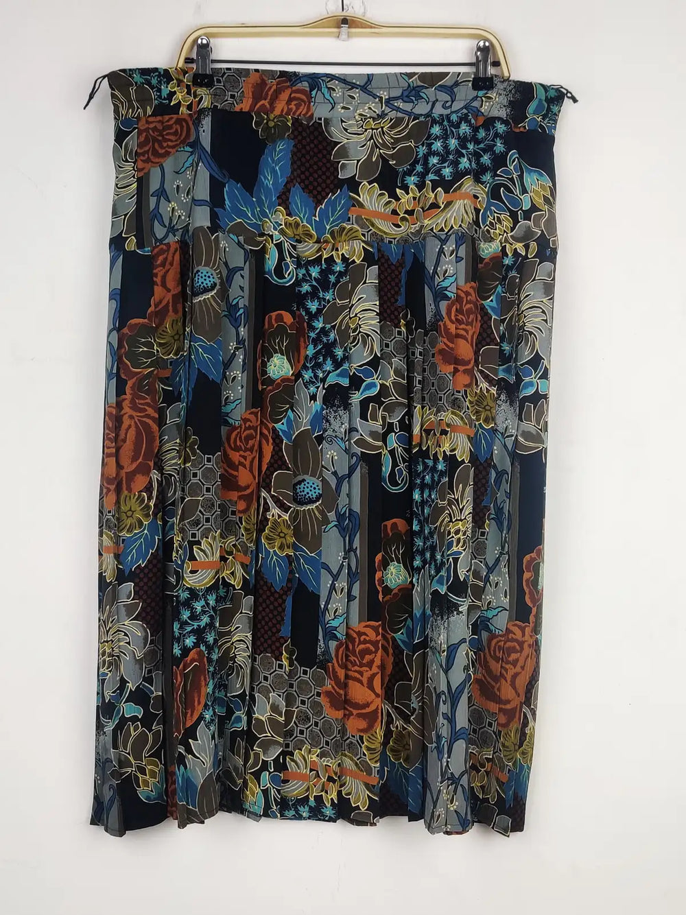Buy online pre-used pre-loved 100% authentic & Original branded Sergio Di Laurenti (S-930) available in Pakistan. Top international brands avilable.