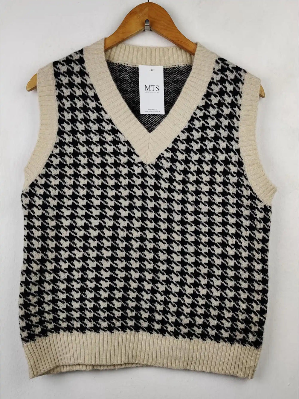 Buy online pre-used pre-loved 100% authentic & Original branded Unknown Brand (SL-1059) available in Pakistan. Top international brands avilable.