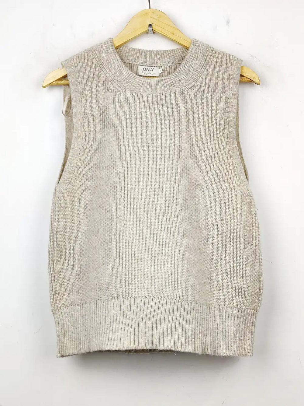 Buy online pre-used pre-loved 100% authentic & Original branded Only (SL-1902) available in Pakistan. Top international brands avilable.