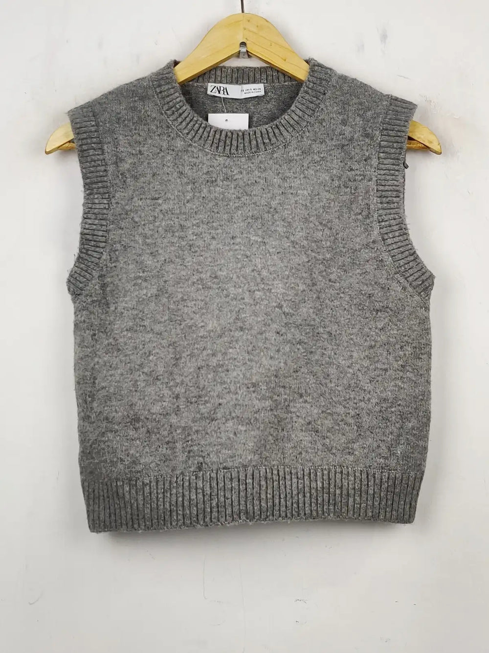 Buy online pre-used pre-loved 100% authentic & Original branded Zara (SL-2035) available in Pakistan. Top international brands avilable.