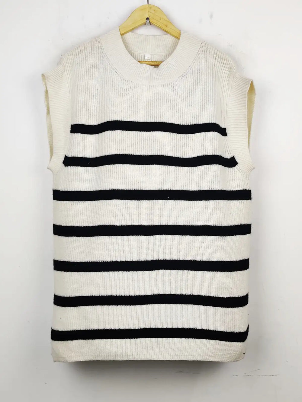 Buy online pre-used pre-loved 100% authentic & Original branded Unknown Brand (SL-2083) available in Pakistan. Top international brands avilable.