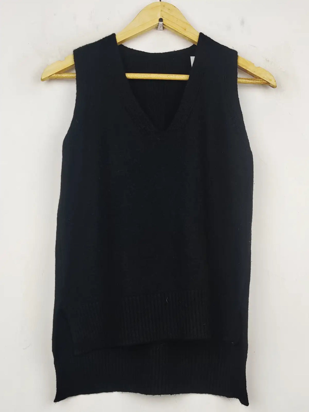 Buy online pre-used pre-loved 100% authentic & Original branded Unknown Brand (SL-2257) available in Pakistan. Top international brands avilable.