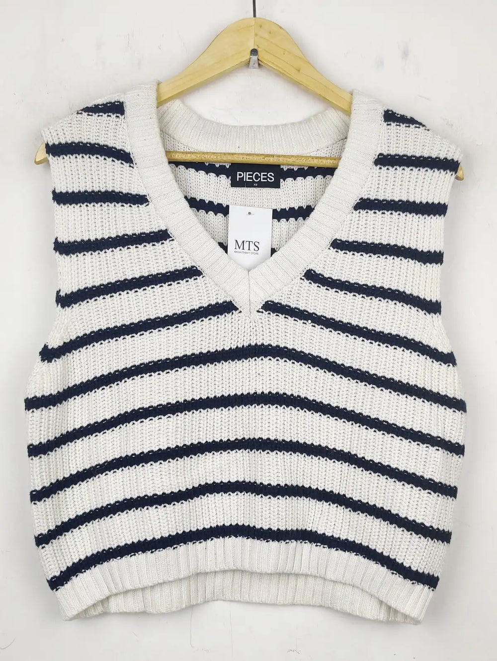 Buy online pre-used pre-loved 100% authentic & Original branded Pieces (SL-2304) available in Pakistan. Top international brands avilable.