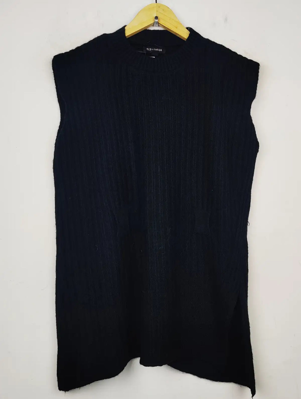 Buy online pre-used pre-loved 100% authentic & Original branded Qed London (SL-2390) available in Pakistan. Top international brands avilable.