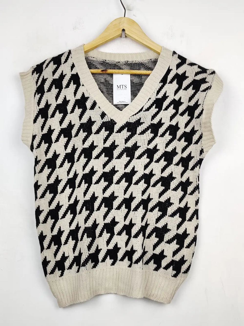 Buy online pre-used pre-loved 100% authentic & Original branded Unknown Brand (SL-2457) available in Pakistan. Top international brands avilable.