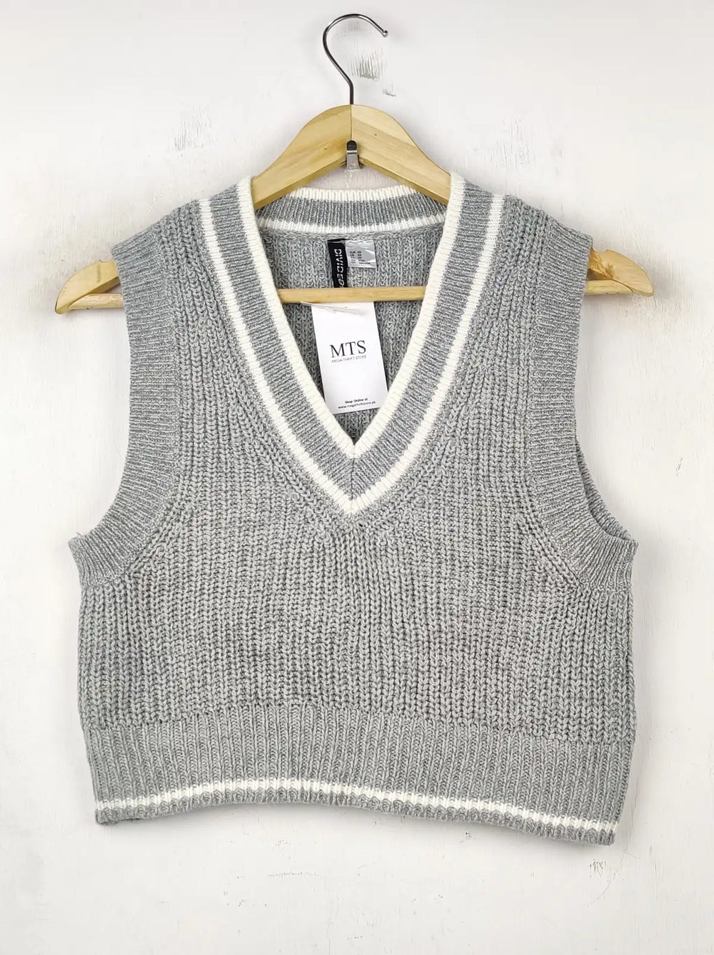 Buy online pre-used pre-loved 100% authentic & Original branded H&M (SL-2523) available in Pakistan. Top international brands avilable.