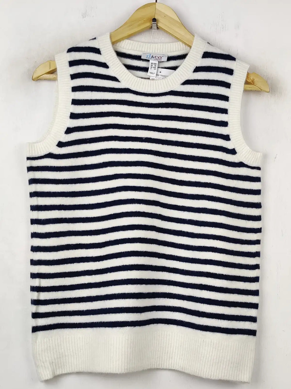 Buy online pre-used pre-loved 100% authentic & Original branded D&Co (SL-2571) available in Pakistan. Top international brands avilable.