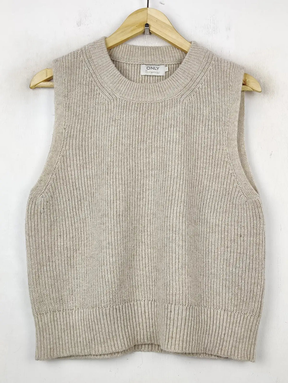 Buy online pre-used pre-loved 100% authentic & Original branded Only (SL-2821) available in Pakistan. Top international brands avilable.