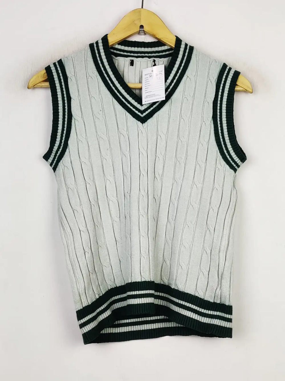 Buy online pre-used pre-loved 100% authentic & Original branded Unknown Brand (SL-3074) available in Pakistan. Top international brands avilable.