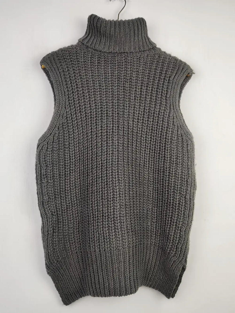 Buy online pre-used pre-loved 100% authentic & Original branded Unknown Brand (SL-3141) available in Pakistan. Top international brands avilable.